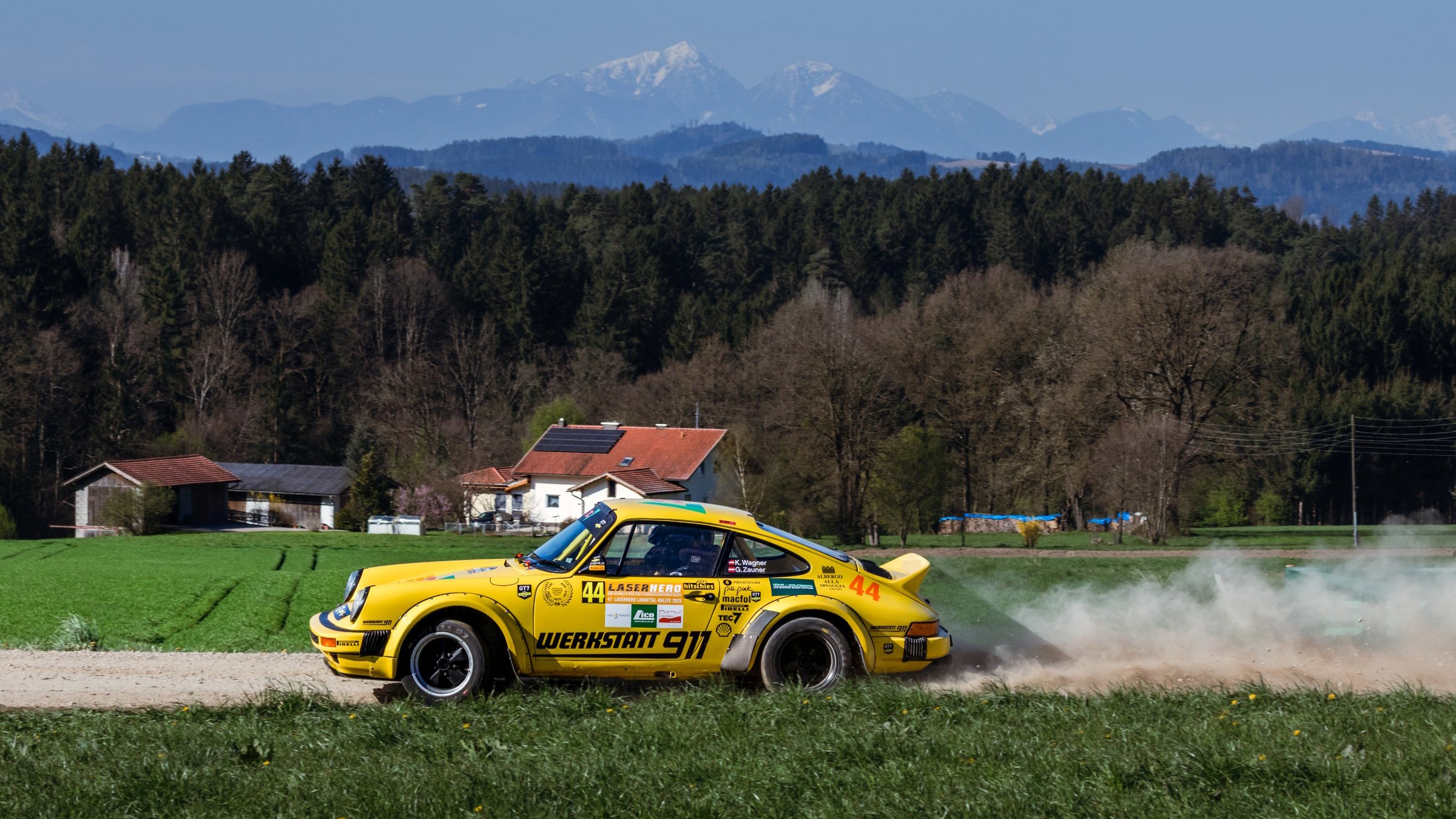 Porsche 911 im Waldabschnitt bei der Lavanttal Rallye