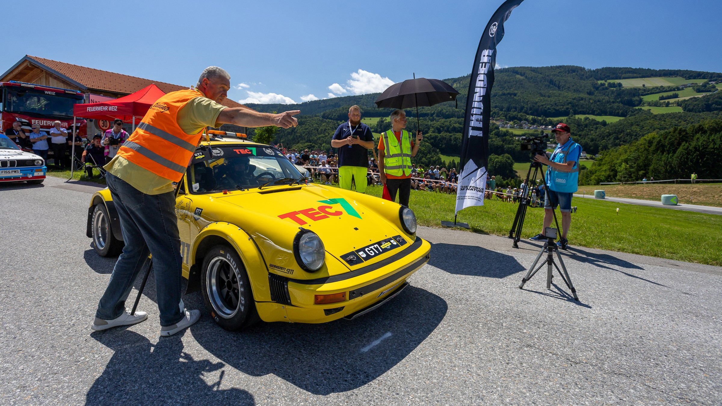 Porsche 911 im Zielbereich der Rallye Weiz