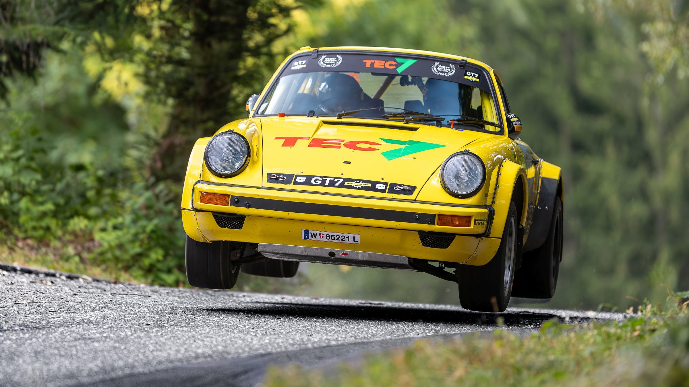 Porsche 911 auf Kuppe bei der OBM Land der 1000 Hügel Rallye